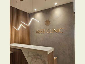 Logo em alto relevo em acrílico pintado em dourado na Barra da Tijuca - RJ