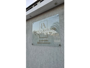 Logo adesivado em recorte instalado em vidro temperado em Maricá - RJ