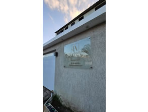 Logo adesivado em recorte instalado em vidro temperado em Maricá - RJ
