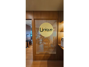 Placa em acm com logo em alto relevo em Icaraí - Niterói - RJ