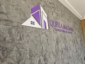 Logo em acrílico 4mm pintado em dourado em Itaipuaçu - Maricá