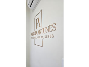 Logo em acrílico pintado em dourado em Araçatiba - Maricá