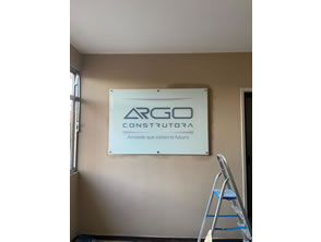 Logo em adesivo instalado em vidro em recepção em Maricá