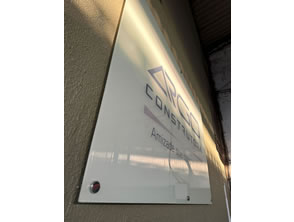 Logo em adesivo instalado em vidro em recepção em Maricá