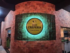 Placa de ACM com logo em alto relevo em Itaipuaçu, Maricá