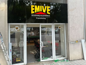 Caixa de backlight em acm com recorte a laser