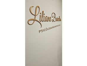 Logo em acrílico 4mm pintado em dourado em Icaraí, Niterói