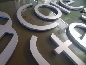 Letras prateado em alto relevo em Rio de Janeiro 