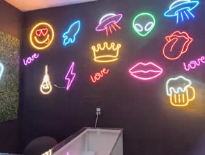 Placa Luminária em LED NEON Geek em Niterói, RJ; 
