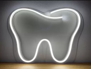Placa Luminária em LED NEON para consultórios em Itaipuaçu, Maricá, RJ