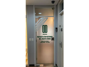 Adesivo para porta de vidro em Niterói