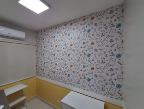 Envelopamento de parede com adesivo em Maricá