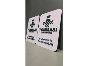 Placa em PS com corte especial e logo em alto relevo em acrílico no Rio de Janeiro