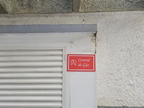 Placas de sinalização de condomínio em ACM adesivadas em Niterói