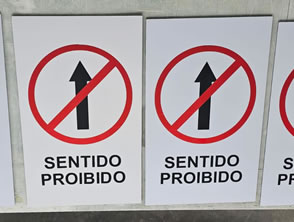 Placas de sinalização de condomínio em ACM adesivadas